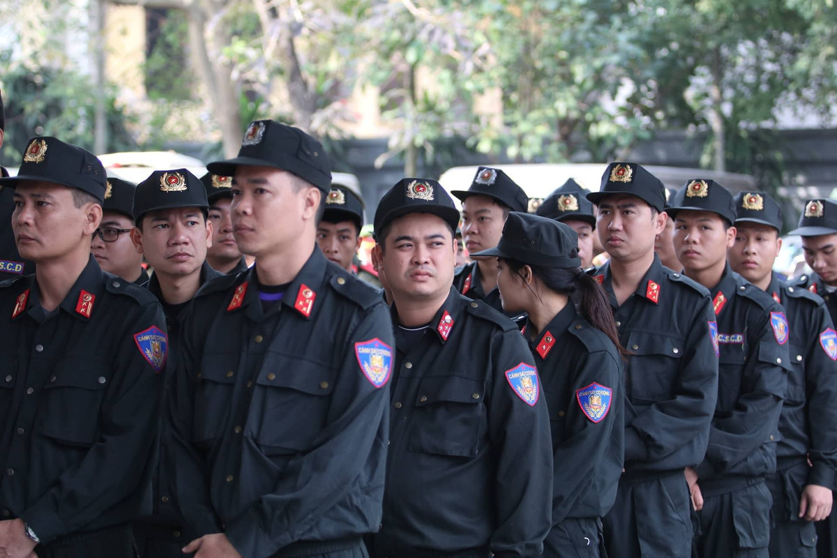 Và đồng chí Thượng uý Dương Đức Hoàng Quân, Tiểu đội trưởng, Trung đoàn Cảnh sát cơ động Thủ đô, Bộ Tư lệnh Cảnh sát cơ động đã anh dũng hy sinh trong khi thực hiện nhiệm vụ đảm bảo an ninh, trật tự tại xã Đồng Tâm, huyện Mỹ Đức, Thành phố Hà Nội. 