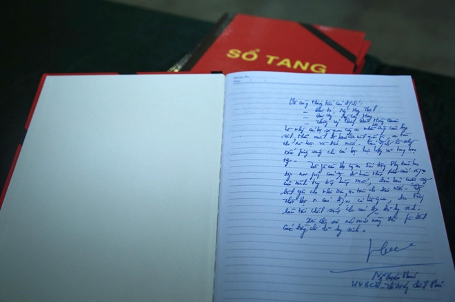 Tôi yêu cầu Bộ Công an phát động phong trào học tập, noi gương để hoàn thành xuất sắc nhiệm vụ của mình trong tình hình mới, đảm bảo cuộc sống bình yên cho nhân dân, an toàn cho đất nước. Đồng thời Bộ và các đơn vị có liên quan phối hợp địa phương làm tốt chính sách cho các đồng chí đã hy sinh. Xin chia sẻ nỗi mất mát này đến gia đình các đồng chí đã hy sinh”. (Ảnh: CAND). 