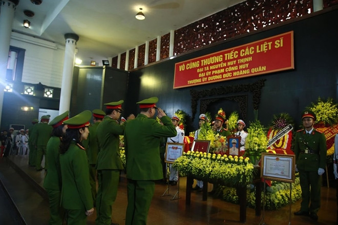 Theo chương trình tổ chức lễ tang, thời gian tổ chức lễ tang từ 7 giờ 30 phút đến 12 giờ 30 phút ngày 16/1 (tức ngày 22 tháng 12 năm Kỷ Hợi) tại Nhà tang lễ Quốc gia, số 5 Trần Thánh Tông, Hà Nội. Lễ viếng từ 8 giờ đến 12 giờ; Lễ truy điệu từ 12 giờ đến 12 giờ 30 phút; Lễ di quan, đưa thi hài 3 liệt sĩ về nơi an nghỉ cuối cùng từ 12 giờ 30 phút. (Ảnh: CAND).