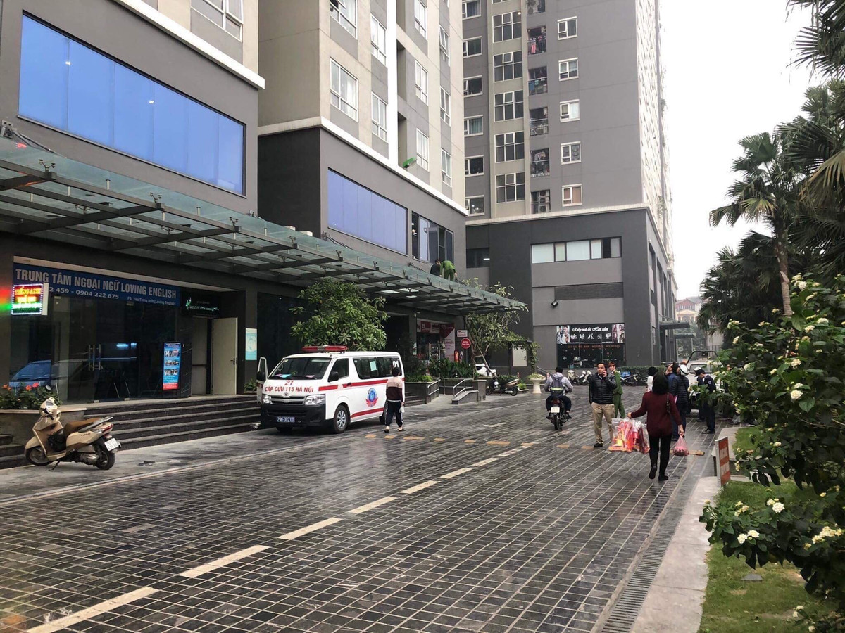 Roi tu tang cao chung cu, be gai 4 tuoi tu vong o Ha Noi