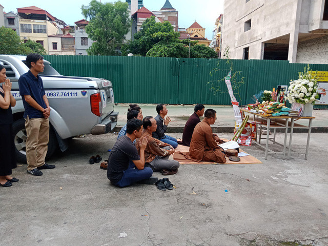 Sau khi đủ học sinh lên xe, tài xế Phiến lái ô tô tới trường Gateway, có trụ sở số 89 Khúc Thừa Dụ, phường Dịch Vọng (Cầu Giấy, Hà Nội). 