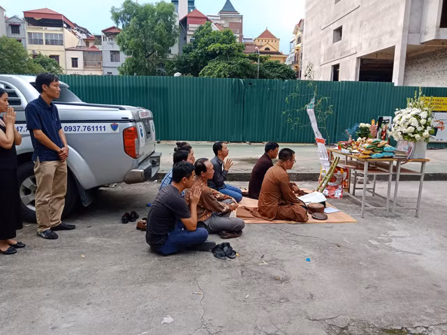 Sau khi đủ học sinh lên xe, tài xế Phiến lái ô tô tới trường Gateway, có trụ sở số 89 Khúc Thừa Dụ, phường Dịch Vọng (Cầu Giấy, Hà Nội). 