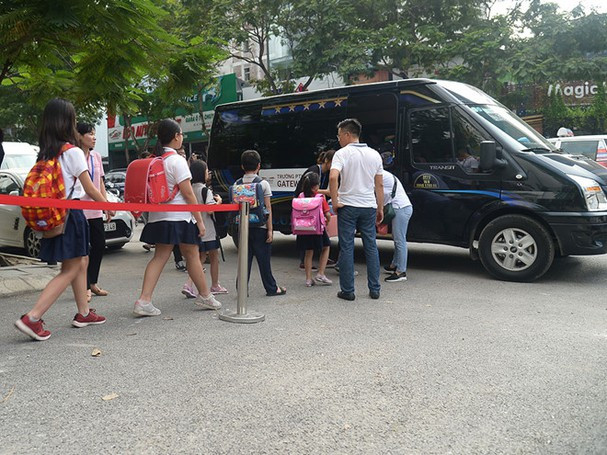 Tài xế Phiến cũng không kiểm tra lại mà lái xe về ký túc xá Học viện Báo chí và tuyên truyền gửi, dừng đỗ tại đây.