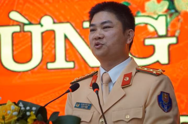 Vu CSGT vua lai xe vua nghe dien thoai: Phong CSGT noi gi?