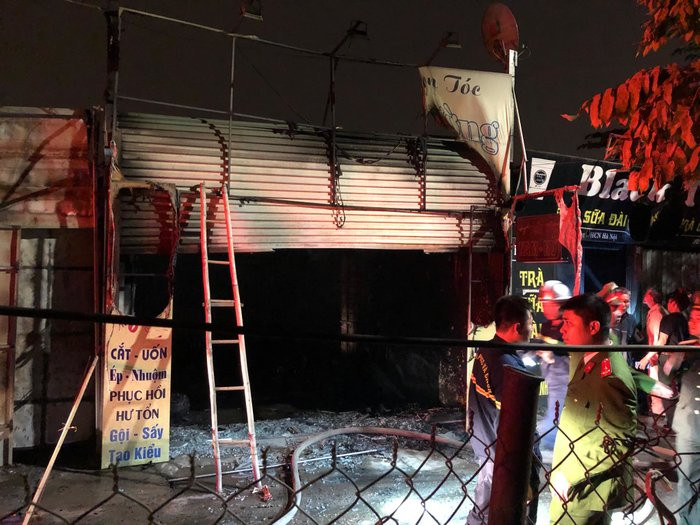 Theo đó, đám cháy lan sang quán bún, quán photocopy, trà sữa và quán làm tóc.
