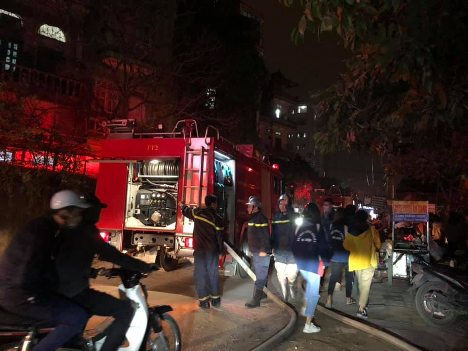Tại hiện trường có 3 xe cứu hỏa tới dập lửa, khoảng 22h cùng ngày đám cháy đã được dập tắt hoàn toàn.