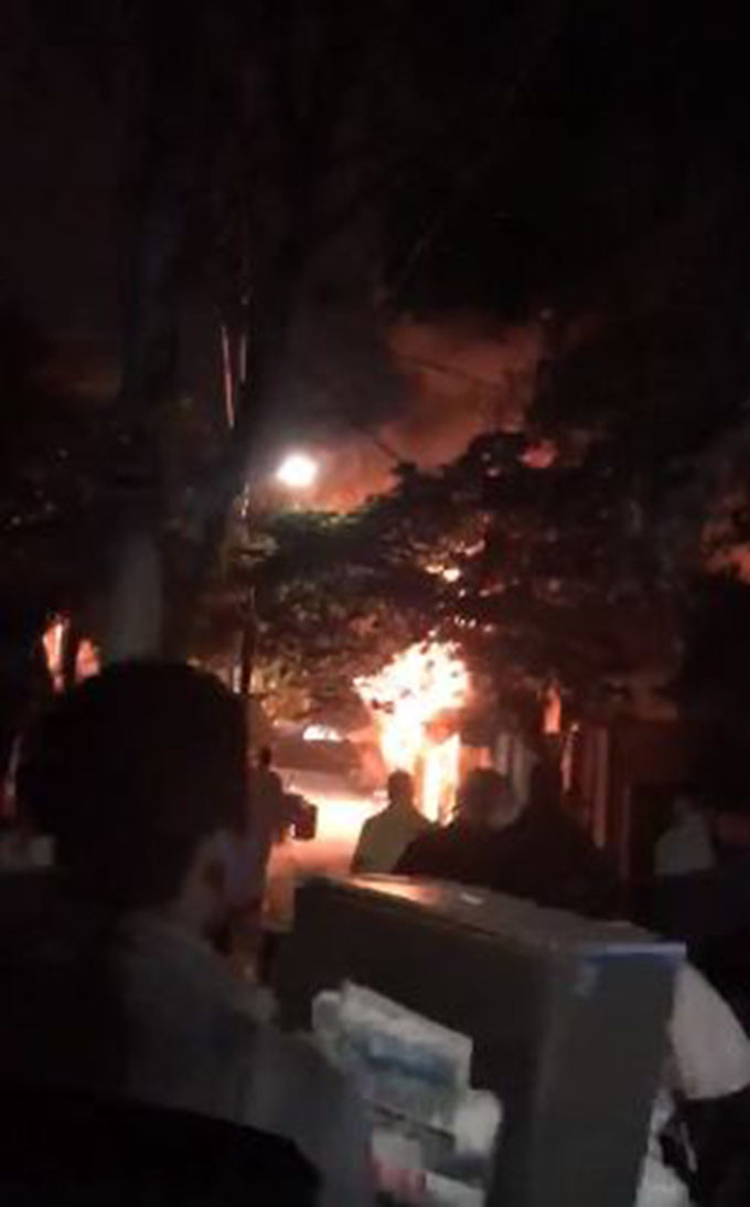 Hiện nguyên nhân hàng loạt quán gần Trường đại học Công nghiệp Hà Nội cháy lớn đang được cơ quan chức năng điều tra, làm rõ. Xem thêm video: Cháy nhà, bố thả con từ ban công. Nguồn: VTC 14.