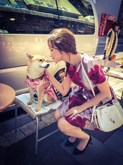 Trúc Diễm tạo dáng dễ thương bên chú cún: "Tạm biệt Hokkaido, cám ơn vì chuyến di thật tuyệt vời và ý nghĩa".