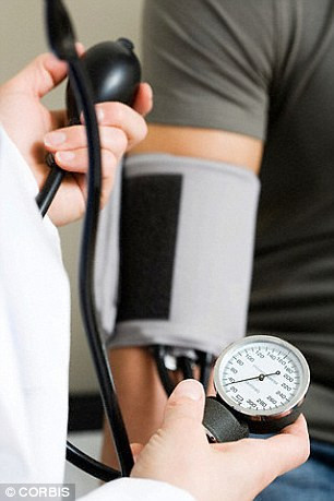 Để tránh những cú đột quỵ hoặc đau tim bất thường, bạn nên kiểm tra máu và cholesterol. Biết được tình trạng huyết áp và cholesterol của bản thân, bạn có thể thay đổi lối sinh hoạt, từ đó kéo dài tuổi thọ.