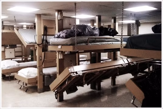 Phòng bệnh ngăn nắp, sạch sẽ trên bệnh viện nổi này.