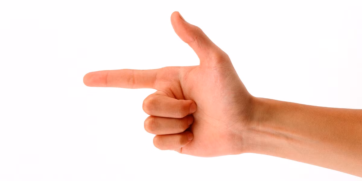 ...móng tay chuyển vàng đều là dấu hiệu chứng tỏ gan bị bệnh. Bởi khi gan bệnh, nó không đủ sức thải hết độc tố trong cơ thể ra ngoài, và được biểu hiện dưới dạng vàng da, vàng móng.