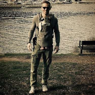 Nhiều bậc cha mẹ thiếu kinh nghiệm hay gặp phải lỗi địu sai này: Để chân con lơ lửng. Tư thế này khiến em bé gặp vấn đề trong phát triển xương hông.