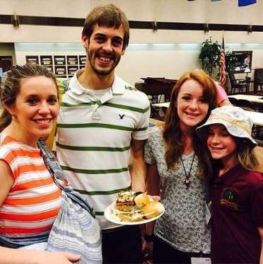 Không bao giờ bọc kín con trong địu như bà mẹ trong hình. Bởi như thế này con dễ bị ngộp thở và bạn khó có thể quan sát được con.