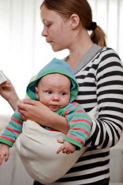 Đừng nghĩ rằng mình có thể địu con đúng cách ngay từ lần đầu tiên dùng địu. Hãy đọc kỹ hướng dẫn sử dụng trước khi thực hành với em bé của bạn để đảm bảo con thực sự thoải mái khi ở trong địu.