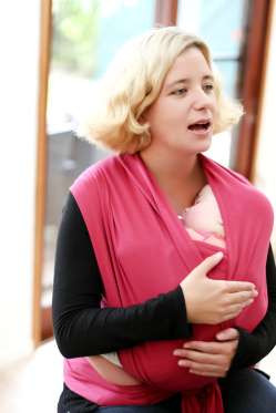 Thường xuyên thay đổi tư thế địu con để đảm bảo em bé không bị bẹp đầu.