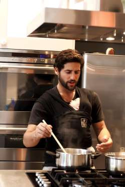 Nhiều bố mẹ thường rất chủ quan khi địu con. Họ cho rằng địu con thì có thể thoải mái làm mọi việc mà không nghĩ rằng em bé có thể vùng vẫy, các nút thắt có thể lỏng. Hãy cẩn thận khi làm mọi việc trong lúc đang địu con để đảm bảo sự an toàn cho con yêu.