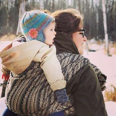 Mùa đông, hãy chú ý tới cách ăn mặc của con khi địu, bởi có thể bạn đang mặc quá ấm cho bé khi địu con đi chơi.