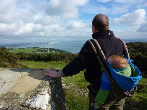 Địu con quá thấp là một sai lầm nguy hiểm. Tư thế này không chỉ có hại cho con yêu mà còn khiến lưng bạn bị đau.