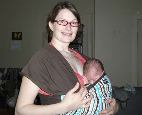 Em bé trong hình đang bị địu sai tư thế bởi cằm em đang tựa vào ngực mẹ, điều có thể khiến em thiếu oxy.