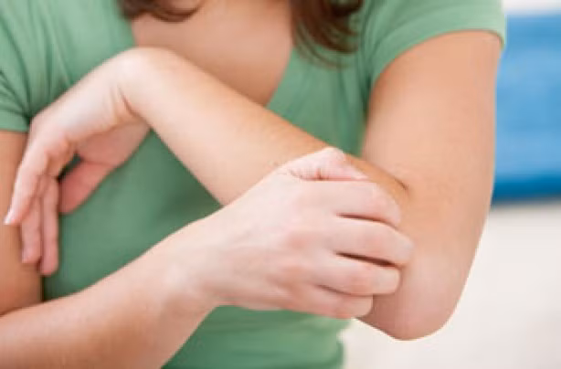 Khi da trở nên mẫn cảm quá mức, dẫn tới hay bị ngứa, bạn cũng nên tới bác sĩ để thăm khám về gan.