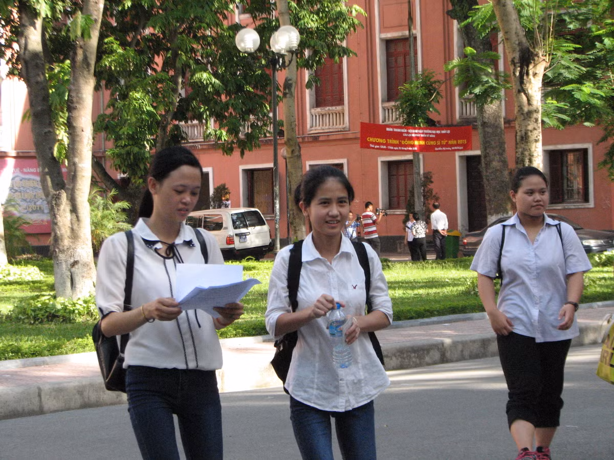 Thí sinh tại điểm thi Đại học Thủy lợi tươi cười sau buổi thi Hóa.