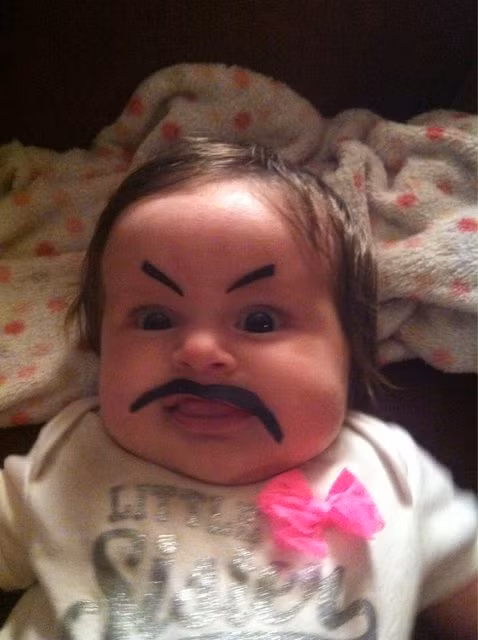 Bạn hẳn sẽ phì cười khi thấy "cuộc cách mạng trang điểm" trên khuôn mặt bé yêu.