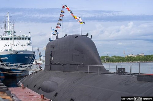 Cuối cùng trong danh sách là tàu ngầm hạt nhân đa năng Dự án 885 (0885), Yasen. Loại tàu này được thiết kế để thay thế hạm đội già cỗi thời kỳ Xô viết. Chiếc tàu đầu tiên thuộc Dự án này là Severodvinsk được đưa vào phiên chế Hạm đội Biển Bắc của Nga năm 2014. Nhờ động cơ hạt nhân, tàu ngầm Yasen vượt xa những người tiền nhiệm của mình. Loại tàu ngầm này có thể lặn sâu 600m, là mối đe dọa nguy hiểm hơn trước các đối thủ.