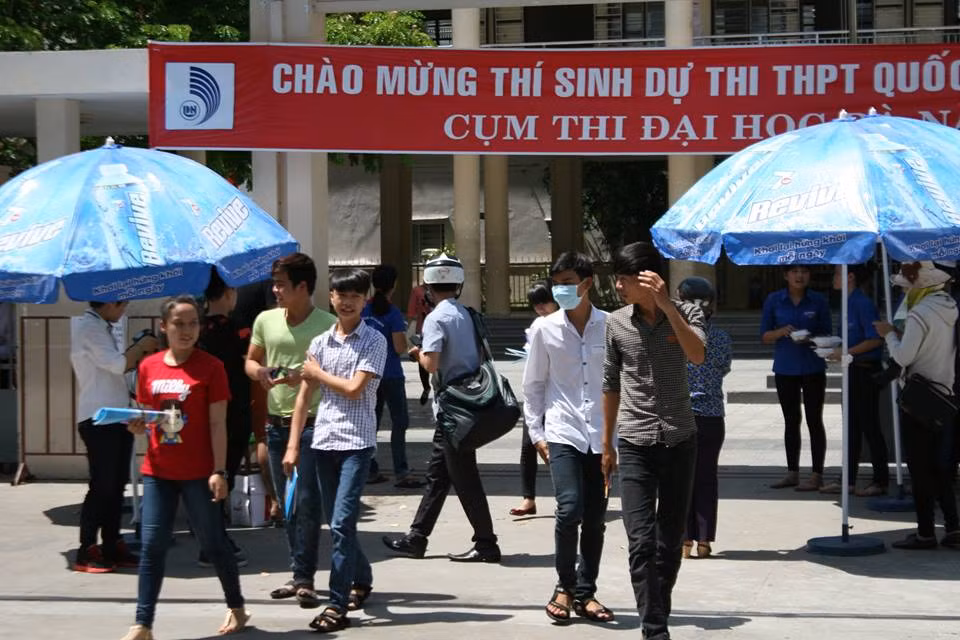 Các thí sinh tại cụm thi Đà Nẵng sau buổi thi Hóa chiều 3/7.