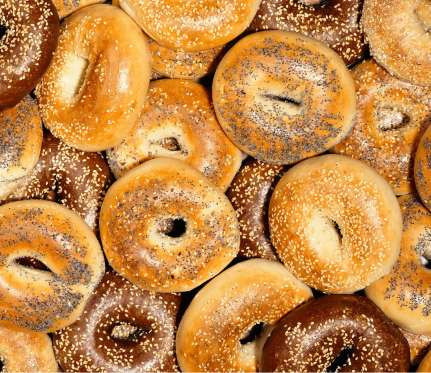 Bánh mỳ vòng Bagel ngon nhưng là loại thực phẩm có hại. Nó có chỉ số GI ( phản ánh tốc độ làm tăng đường huyết sau khi ăn các thực phẩm giàu chất bột đường) cao, khiến lượng insulin trong cơ thể tăng cao là làm trầm trọng hiện tượng viêm sưng trong cơ thể, đồng thời khiến cơ thể lão hóa nhanh chóng và khiến mặt nổi nhiều mụn.