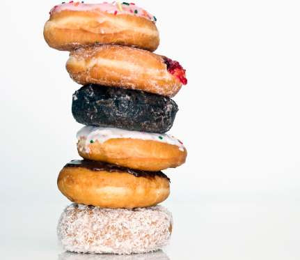 Bánh Donut đầy đường và với một quý ông muốn giữ dáng chuẩn, bạn nên tránh xa loại thức ăn này.