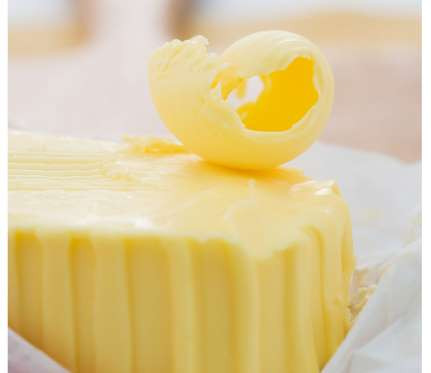 Bơ thực vật chứa rất nhiều chất béo chuyển hóa, chất khiến tăng nồng độ cholesterol, phá hủy các thành mạch máu, tăng nguy cơ bệnh tim mạch và nhồi máu cơ tim.