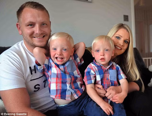 Chia sẻ trên chương trình "Bí mật cuộc sống của cặp đôi sinh đôi", cha 2 bé nói giữa Lucas và Louis có mối quan hệ ràng buộc và gần gũi khó tưởng".