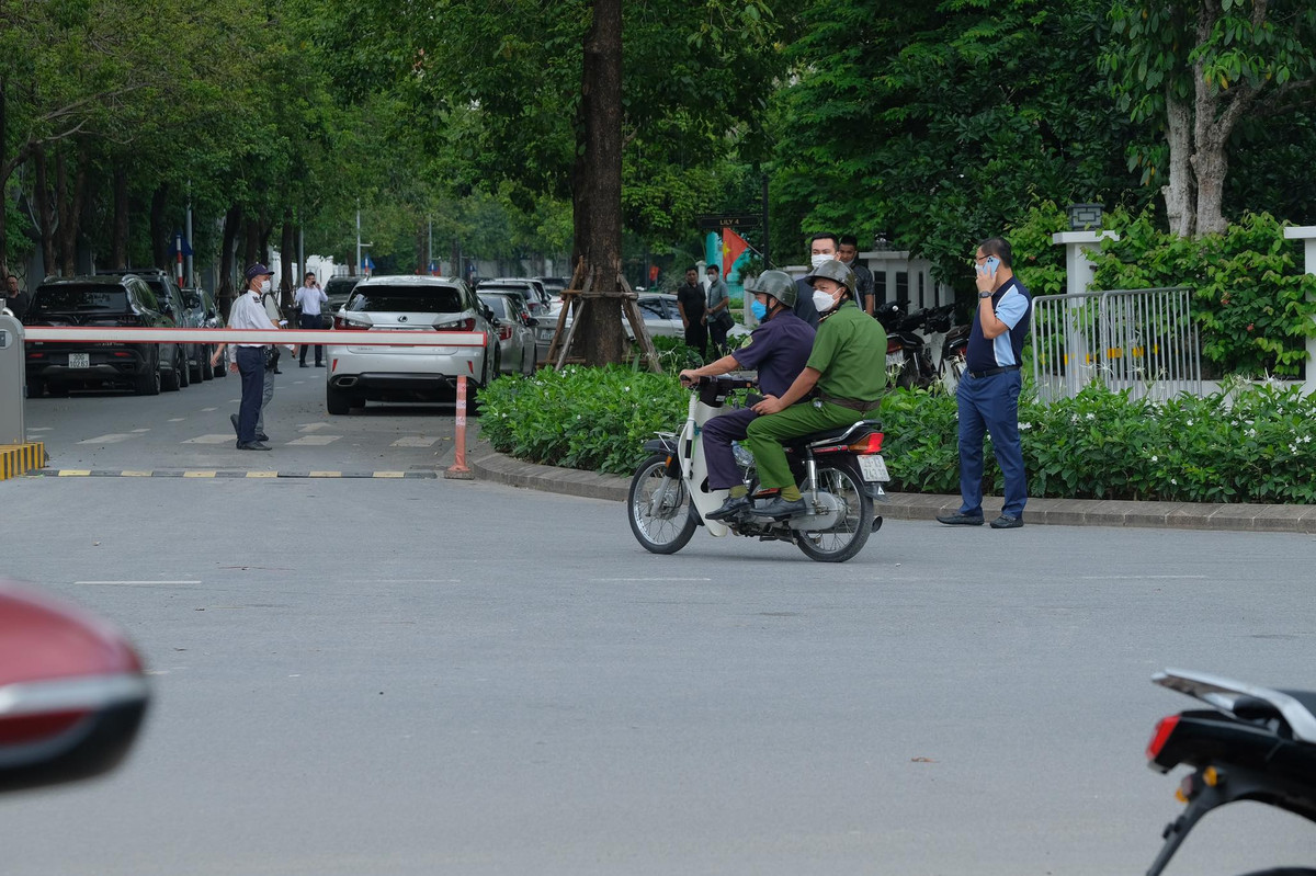 Cong an xuat hien tai nha rieng cuu Chu tich Ha Noi Chu Ngoc Anh-Hinh-4