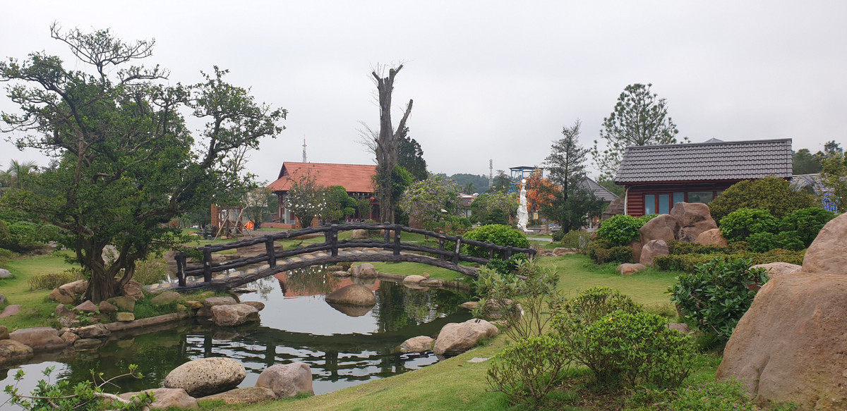 Theo báo cáo nhanh của Đoàn thanh tra, Khu trải nhiệm Big Sun (thường được gọi là khu resort Big Sun, hiện đại bậc nhất Hải Phòng) do hộ bà Vũ Thị Lan Anh làm chủ đầu tư, xây dựng các công trình (nhà ở, hồ bơi, ao nuôi trồng thủy sản, cáp treo, trò chơi mạo hiểm...) trên diện tích đất nông nghiệp nuôi trồng thủy sản rộng hơn 42.000 m2 thuộc xã Hữu Bằng và thị trấn Núi Đối.