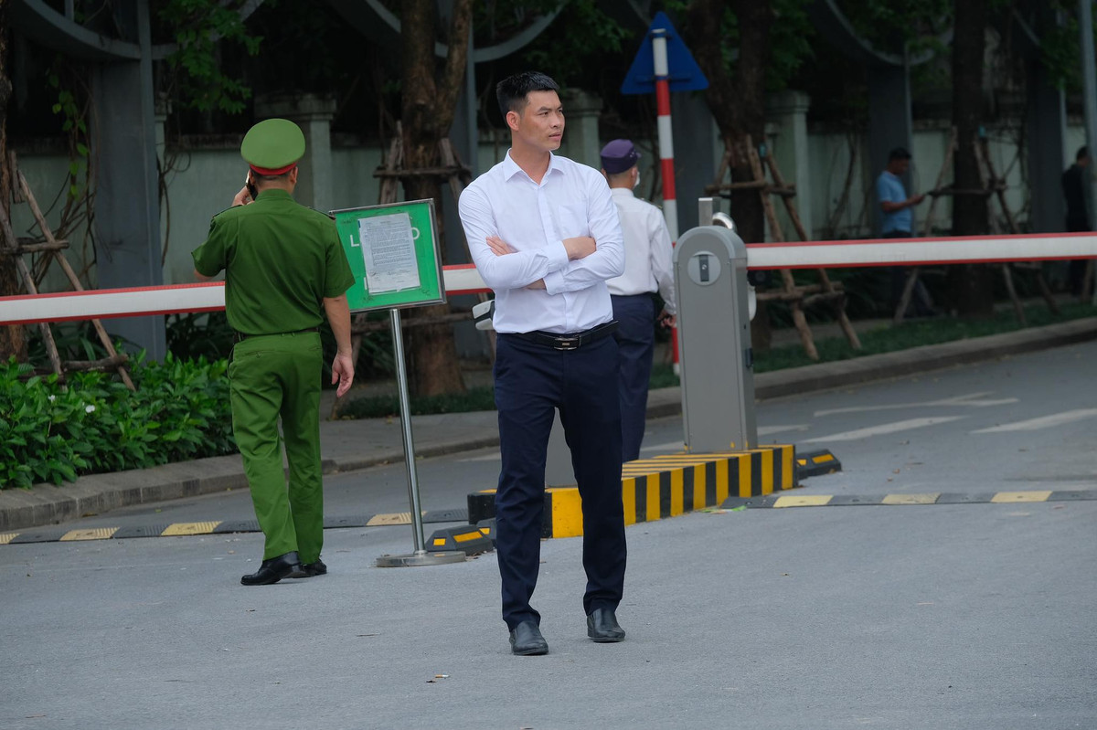 Trường hợp người có chức vụ quyền hạn nhận tiền, lợi ích vật chất từ phía công ty Việt Á nhưng không có thỏa thuận thực hiện công việc theo yêu cầu của người đưa tiền thì hành vi không cấu thành tội nhận hối lộ mà đây là hành vi của tội lợi dụng chức vụ quyền hạn trong khi thi hành công vụ, số tiền, tài sản nhận được đó là yếu tố vụ lợi, toàn bộ số tiền tài sản này sẽ bị thu giữ.