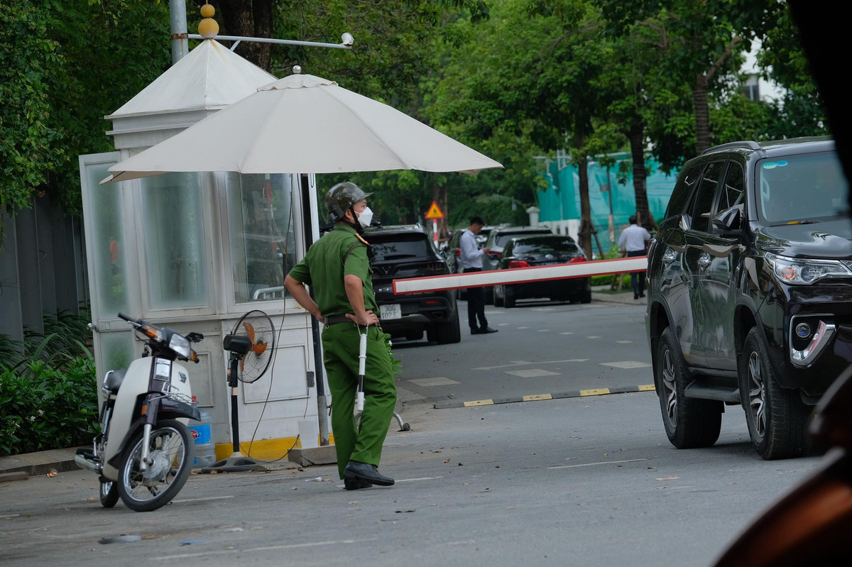 Do đó, căn biệt thự của gia đình ông Chu Ngọc Anh, ông Nguyễn Thanh Long và nhiều tài sản khác của các ông này hoàn toàn có thể bị cơ quan điều tra xác minh, tiến hành các thủ tục để kê biên, phong tỏa. Sau này, khi tòa án xét xử sẽ xác định rõ trách nhiệm của các ông ấy phải liên đới bồi thường thiệt hại cụ thể ra sao, phải nộp lại bao nhiêu tiền.