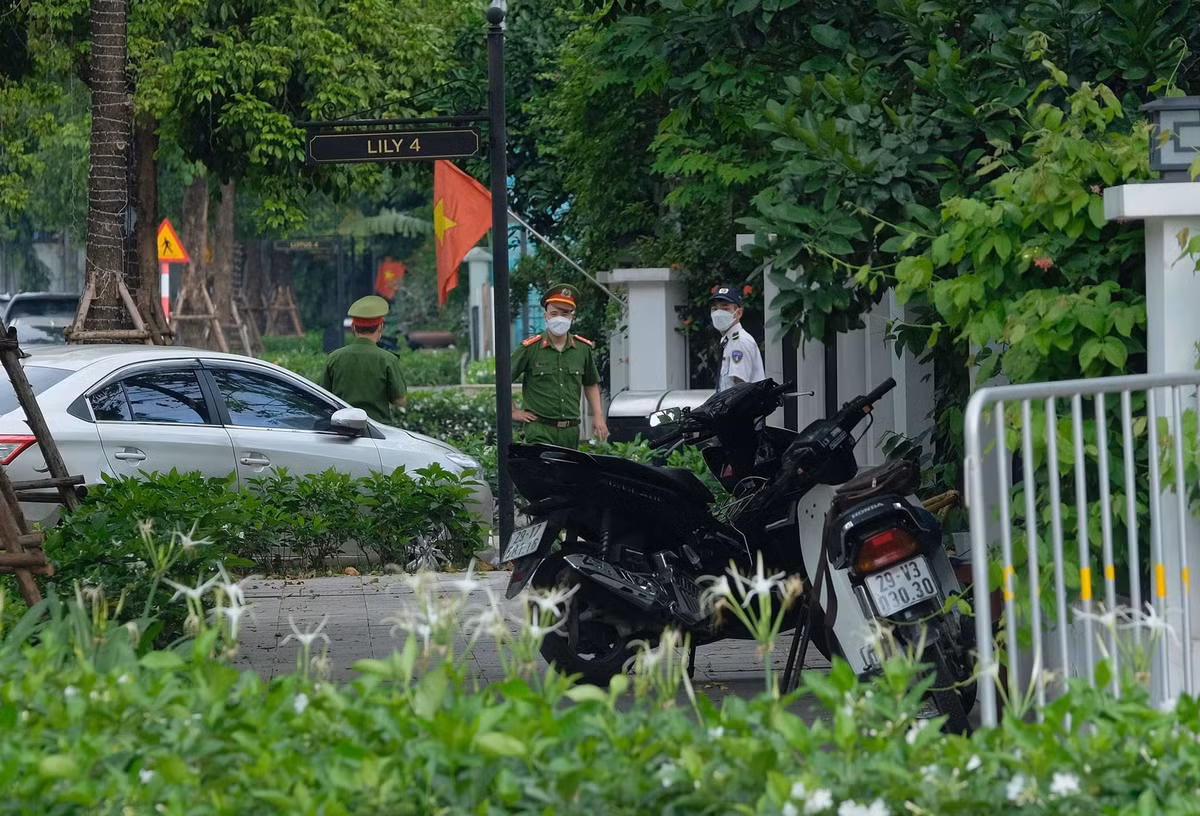 Ngoài ra cơ quan tố tụng sẽ làm rõ hành vi của bị can có gây thiệt hại đến tài sản của nhà nước, của tổ chức, cá nhân hay không nếu có thì mức độ ra sao và đánh giá trách nhiệm bồi thường thiệt hại của bị can trong vụ án có đồng phạm. Bởi vậy trong quá trình điều tra vụ án này, cơ quan điều tra cũng sẽ tiến hành xác minh tài sản của bị can, tiến hành áp dụng các biện pháp ngăn chặn để phong tỏa, kê biên tài sản, đảm bảo thi hành án.