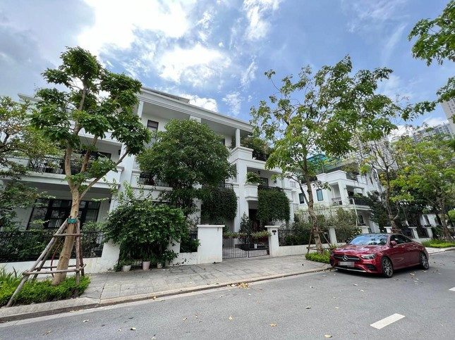 Với hành vi phạm tội bị khởi tố, nhiều người thắc mắc các căn biệt thự lớn của ông Chu Ngọc Anh tại khu đô thị Vinhomes Gardenia (quận Nam Từ Liêm) và căn biệt thự của ông Nguyễn Thanh Long Long (ở khu liền kề số 671 Hoàng Hoa Thám, quận Ba Đình) có bị kê biên, để đảm bảo công tác thi hành án sau này hay không?.