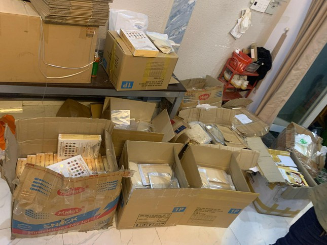  Phá đường dây ma túy khủng từ Đức về Việt Nam: Bộ Công an đã bắt giữ 11 đối tượng thuộc tổ chức đường dây vận chuyển ma túy từ Đức về Việt Nam tiêu thụ, thu giữ trên 50kg ma túy tổng hợp các loại. Theo điều tra, các đối tượng đã lợi dụng việc vận chuyển hàng hóa từ các doanh nghiệp LOGISTIC để chuyển ma túy từ nước ngoài qua đường hàng không, bưu điện vào Việt Nam. Ma túy được ngụy trang trong hàng hóa như bánh kẹo, mỹ phẩm, quà tặng… 