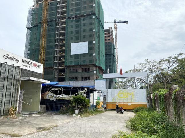  Yêu cầu điều tra mở rộng vụ lừa đảo tại dự án Kingsway Tower: Công an TPHCM đã khởi tố vụ án hình sự vụ lừa đảo chiếm đoạt tài sản xảy ra tại Công ty TNHH Siêu Thành, sau khi nhận được đơn tố cáo của các cá nhân là khách hàng mua căn hộ tại dự án chung cư Nam An (tên thương mại là Kingsway Tower ở quận Bình Tân), tố cáo bà Võ Thị Phượng, Giám đốc Công ty Siêu Thành và bà Trần Thị Thùy Trang (tự xưng là Phó Giám đốc Siêu Thành) có hành vi lừa đảo chiếm đoạt tài sản thông qua việc ký bán trùng căn hộ thuộc dự án cho nhiều người, không hoàn thiện bàn giao căn hộ cho khách hàng theo thỏa thuận. 