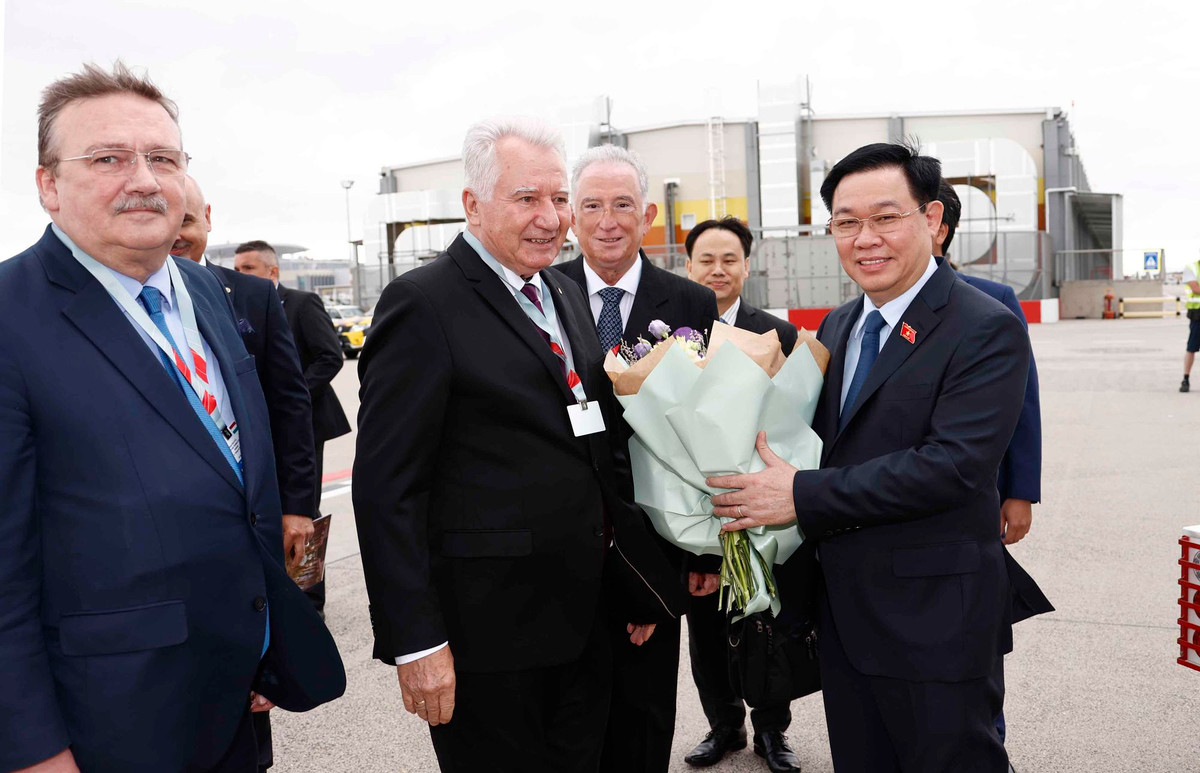 Chủ tịch Quốc hội đến Budapest, bắt đầu chuyến thăm chính thức Hungary - Hình 2 Chu tich Quoc hoi den Budapest, bat dau chuyen tham chinh thuc Hungary-Hinh-2