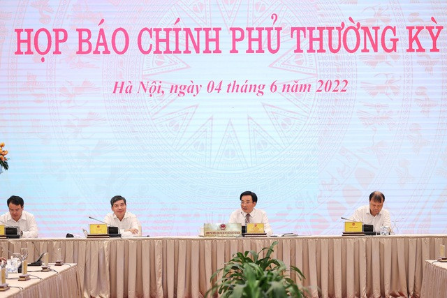 Lanh dao Bo GD&DT noi gi ve viec tang hoc phi khi gia ca leo thang?