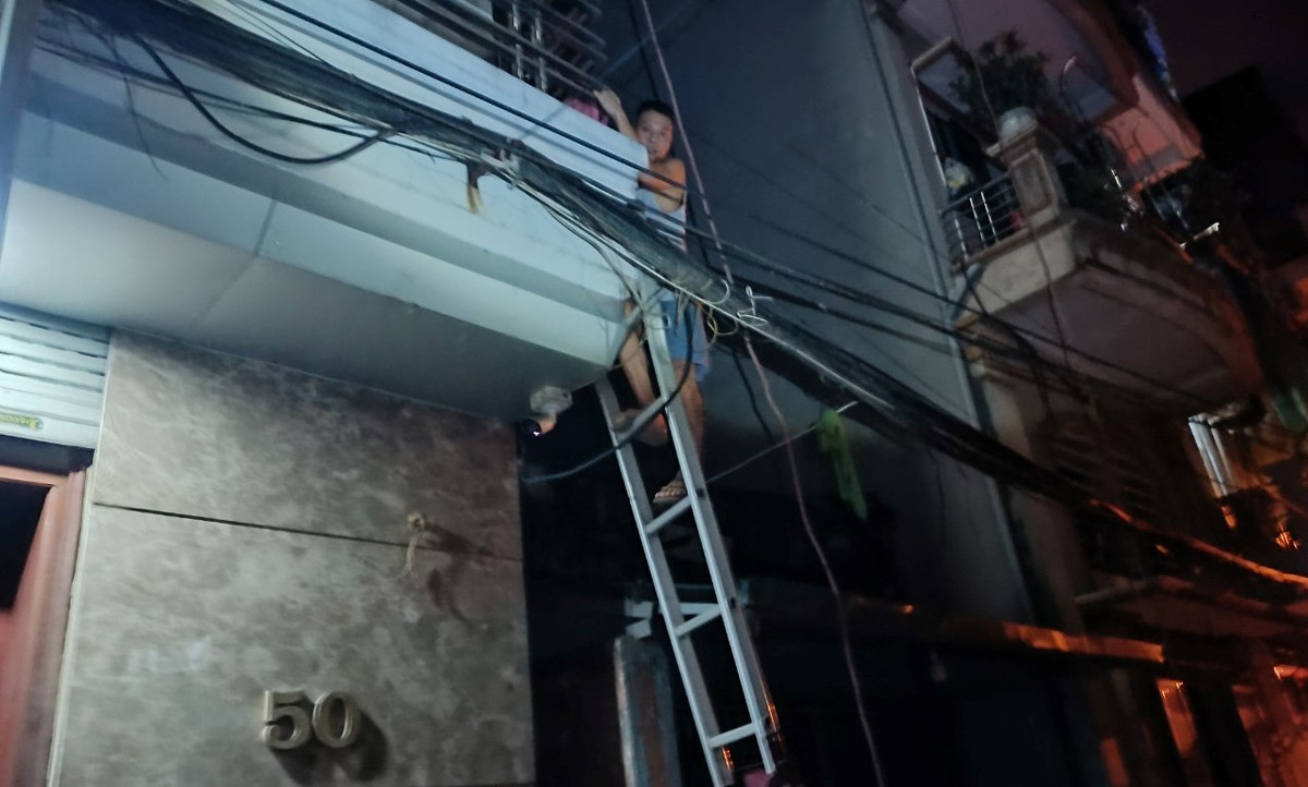 Ha Noi: Pha cua cuu ca gia dinh trong dam chay luc rang sang