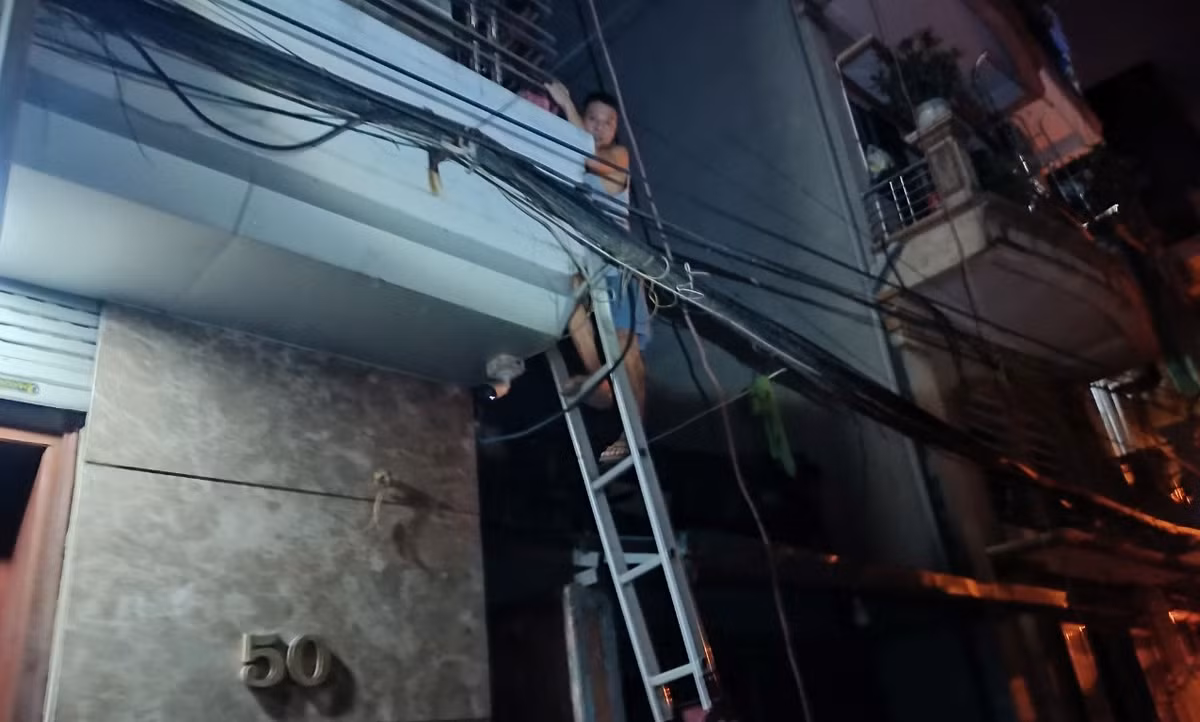 Ha Noi: Pha cua cuu ca gia dinh trong dam chay luc rang sang