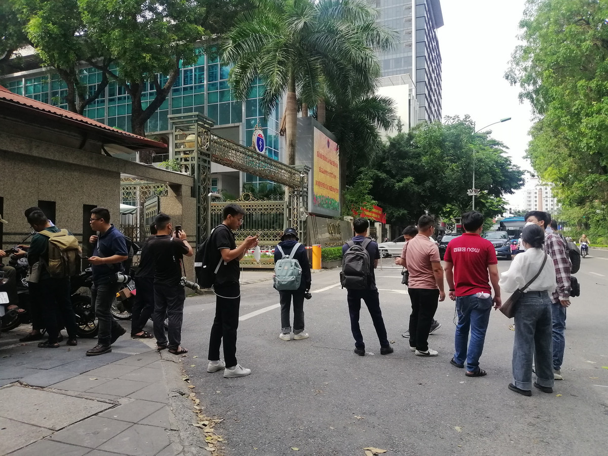 Cong an va phong vien bao chi tuc truc o Bo Y te-Hinh-2