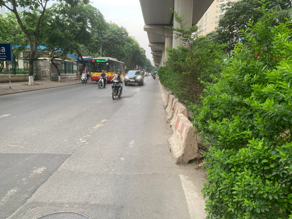 Thậm chí những phiến bê tông sơn vạch đỏ vốn dĩ để bảo đảm ATGT lại bị vứt bừa bãi ngay sát dải phân cách và lòng đường khiến nhiều phương tiện gặp tình huống bất ngờ.