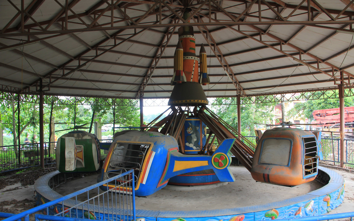 Được biết, tại công viên Sinh Viên có 3 doanh nghiệp tham gia quản lý, khai thác là: Công ty CP Môi trường và Công trình đô thị Uông Bí, Công ty TNHH Đức Phú, Doanh nghiệp tư nhân Ngọc Hiền nhưng hiện nay các công ty này cũng đã cho thuê một phần diện tích đất của công viên để sử dụng sai mục đích của dự án khiến dư luận bức xúc.