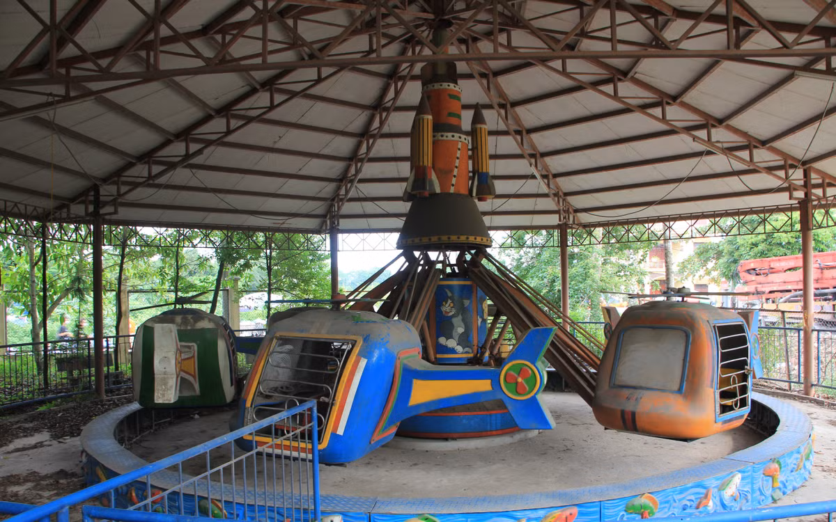 Được biết, tại công viên Sinh Viên có 3 doanh nghiệp tham gia quản lý, khai thác là: Công ty CP Môi trường và Công trình đô thị Uông Bí, Công ty TNHH Đức Phú, Doanh nghiệp tư nhân Ngọc Hiền nhưng hiện nay các công ty này cũng đã cho thuê một phần diện tích đất của công viên để sử dụng sai mục đích của dự án khiến dư luận bức xúc.