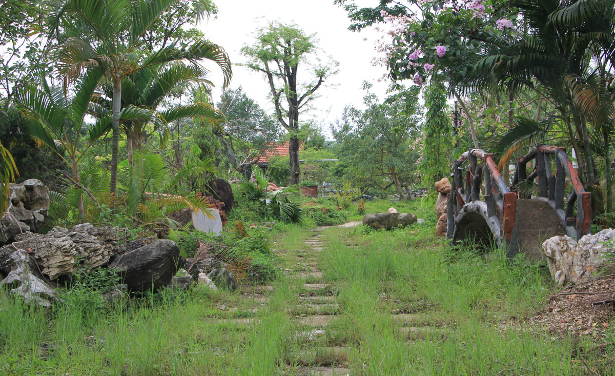 Các tiểu cảnh, đường đi của công viên bị đổ vỡ, nhếch nhác nằm ngổn ngang.