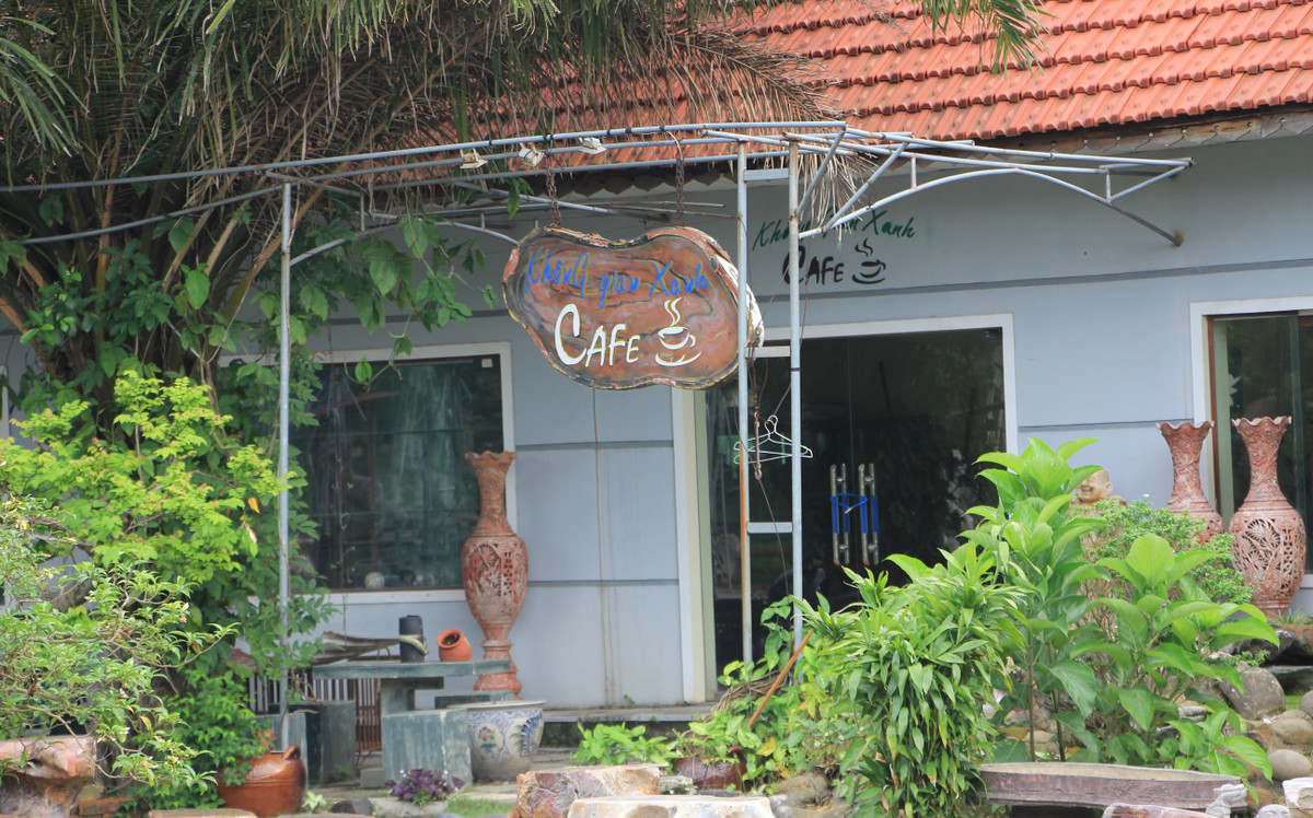 Quán cà phê đóng cửa, không chủ, không dịch vụ.